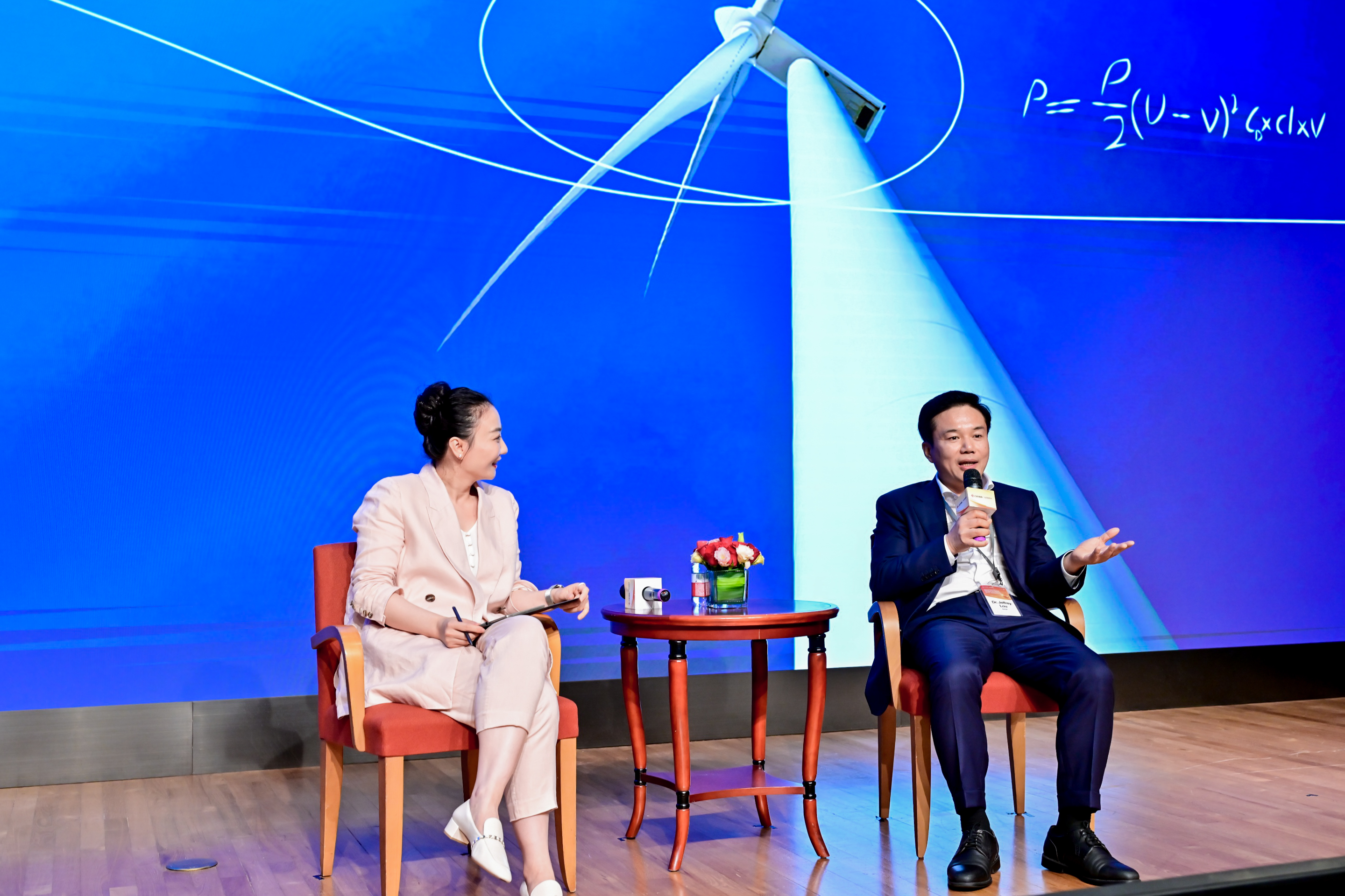 沙梅恩（Shameen Prashantham）（左）教授与徐大全博士（右）对话