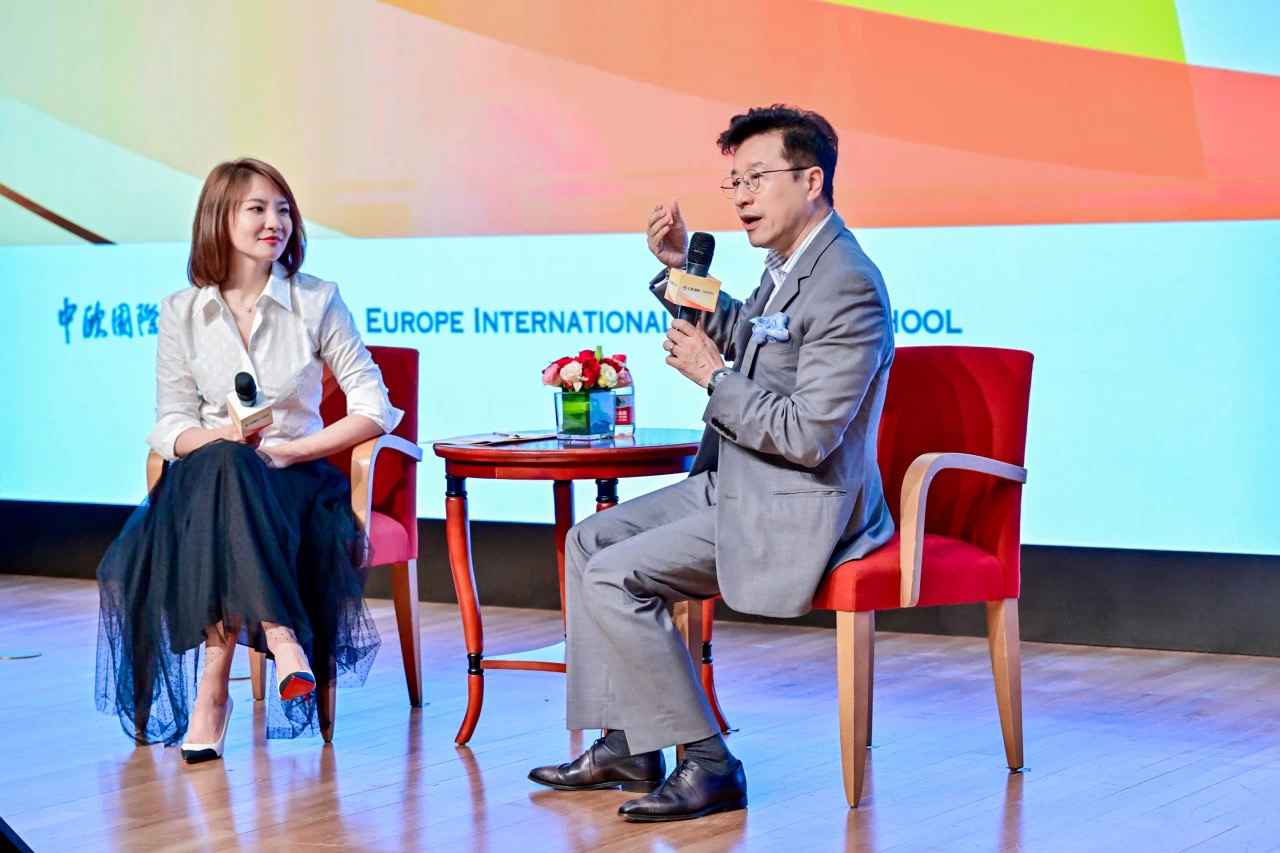 王雅瑾教授（左）与吴越先生（右）对话