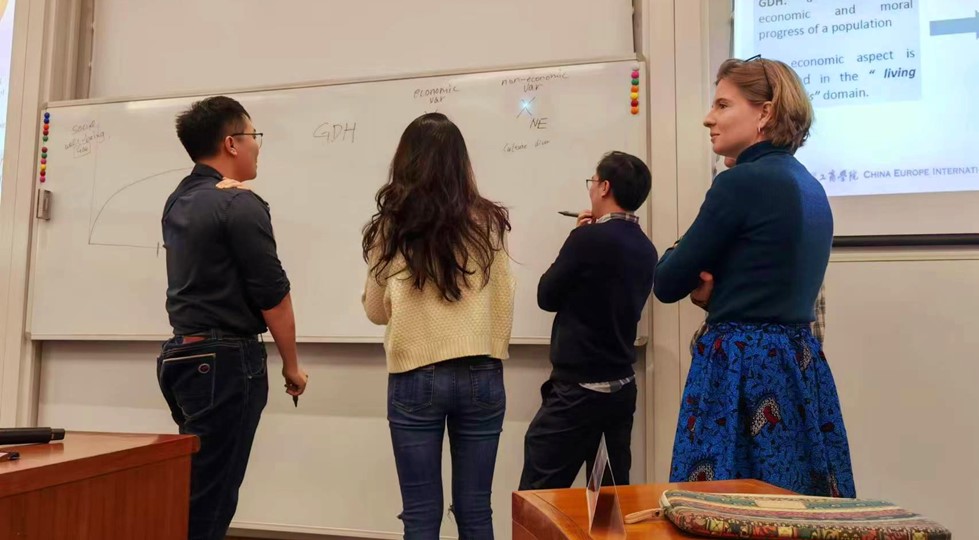 Jeanne and CEIBS MBA classmates use Collective intelligence to solve an economic problem 