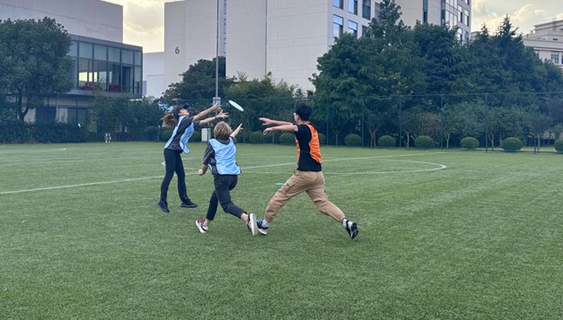 Frisbee game on campus 