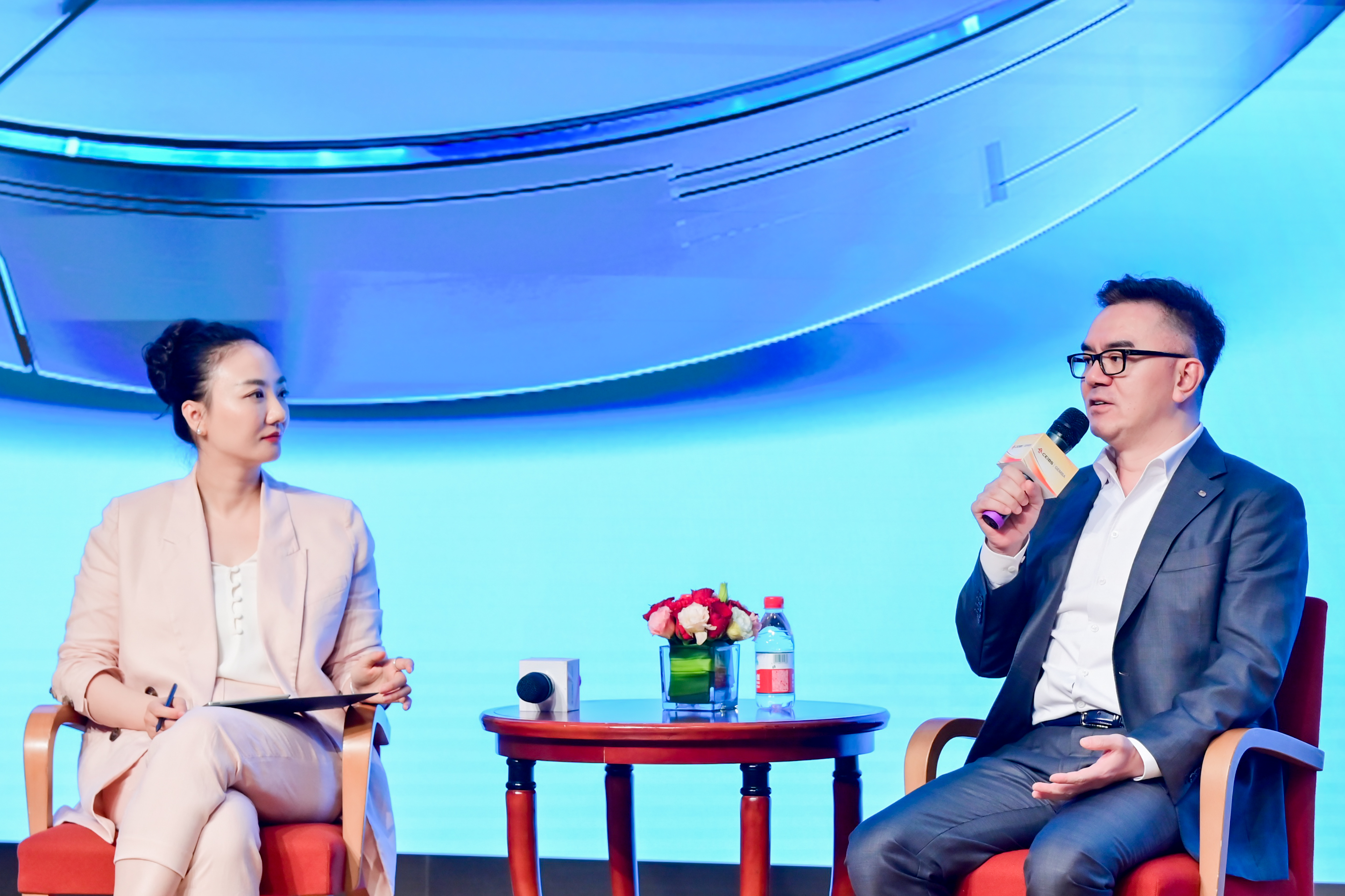 白果教授（左）与王成先生（右）对话