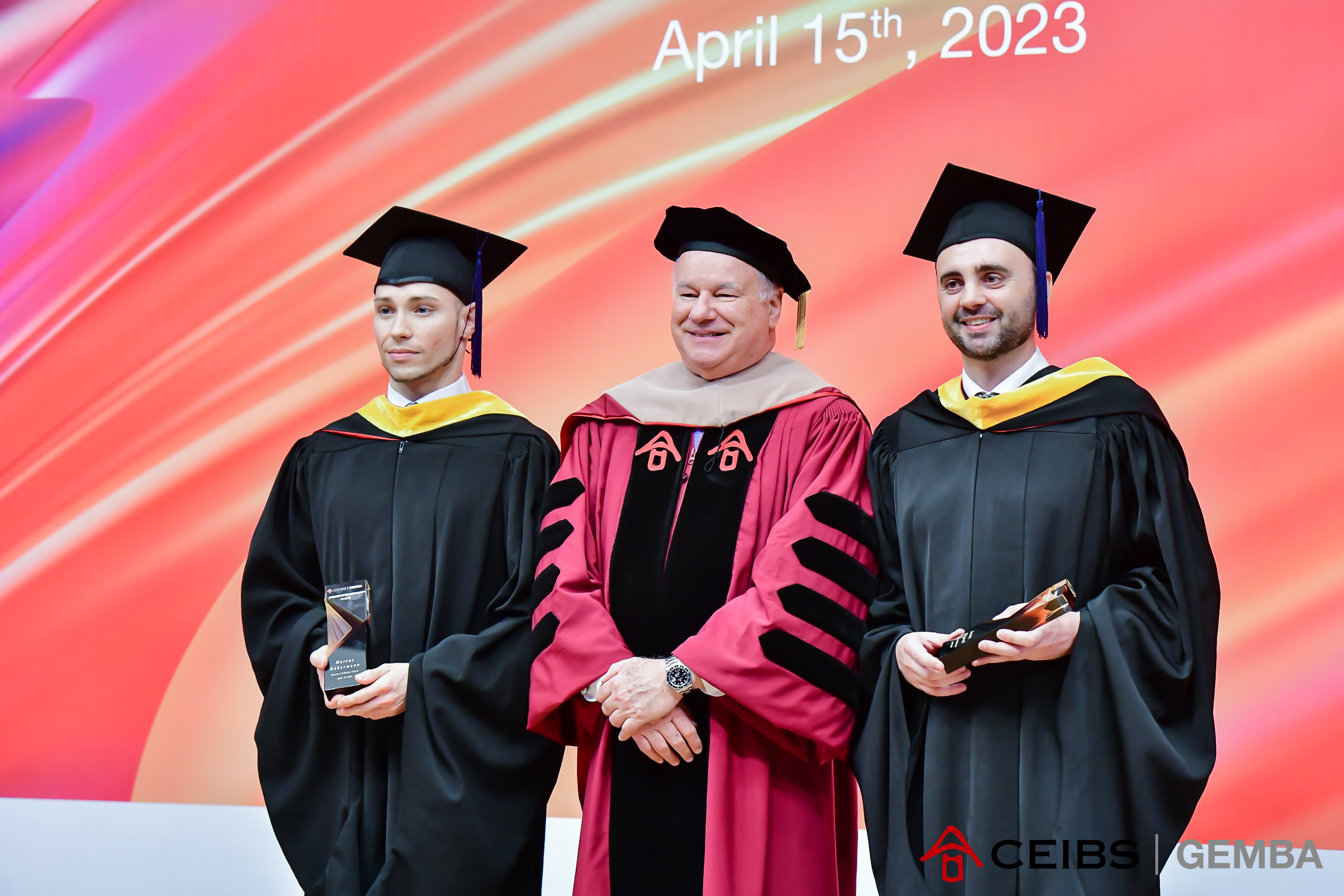 杜道明（Dominique Turpin）教授为学术卓越奖获得者颁发证书