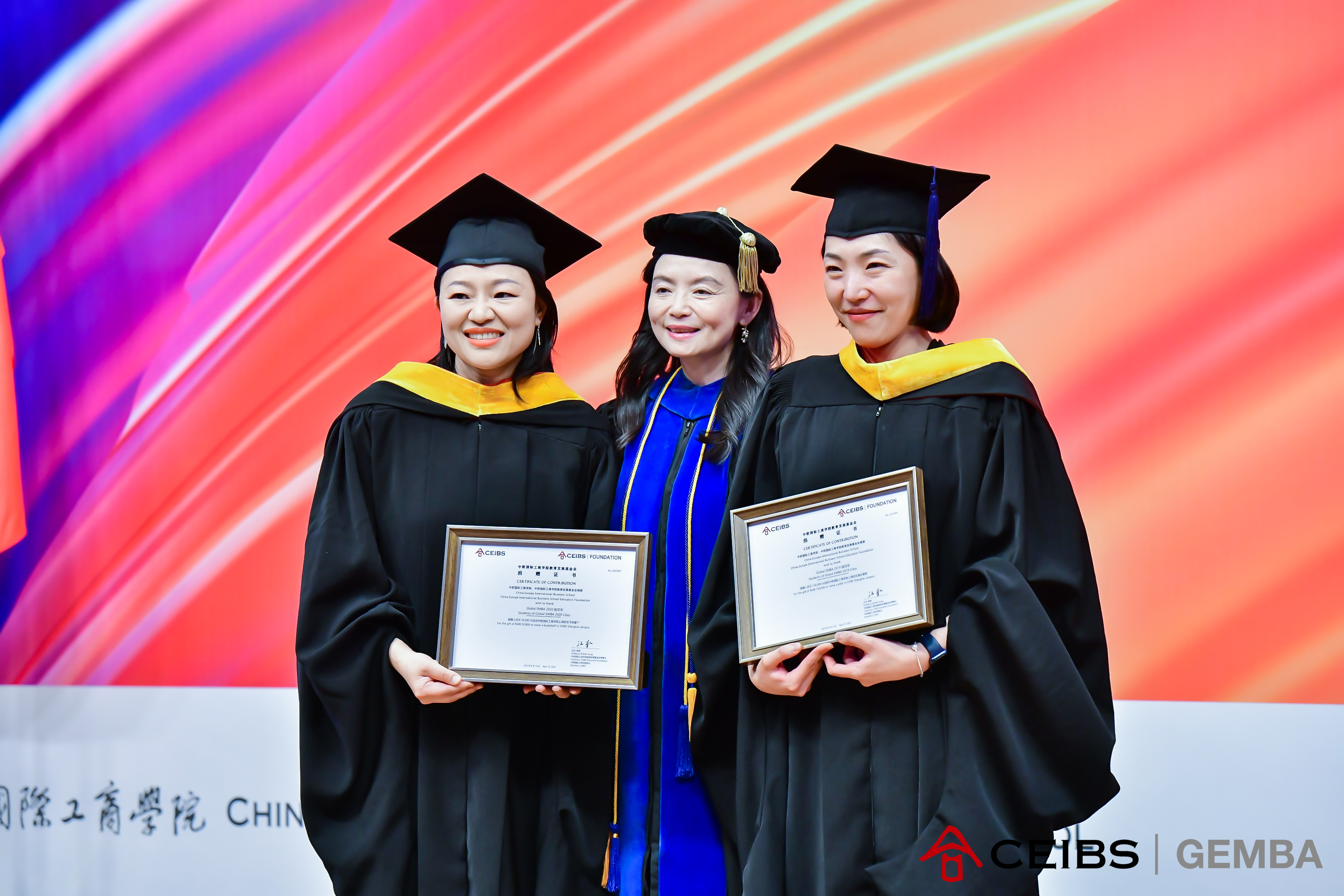 忻榕教授为毕业班级代表颁发捐赠证书